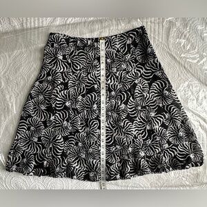Leggiadro. 100%Silk Skirt Black & White print. Size 6. Made in Italy.